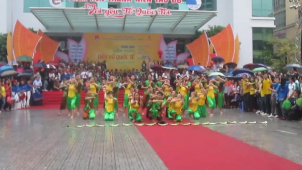 Sinh viên Học viện An ninh đội mưa nhảy dân vũ trên nền nhạc EDM