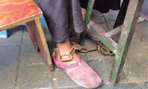 Bà cụ hơn 80 tuổi Trung Quốc bị con dâu xích chân
