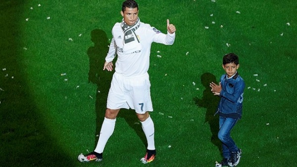 Con trai Ronaldo ghi bàn trong ngày ra mắt