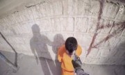 IS phun sơn vào giữa trán tù nhân để ngắm bắn