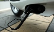 Gạt chân chống điện khi chưa tắt máy có gây hại cho xe?