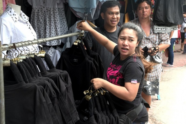 Thái Lan phát 8 triệu áo đen cho người nghèo để tang Quốc vương