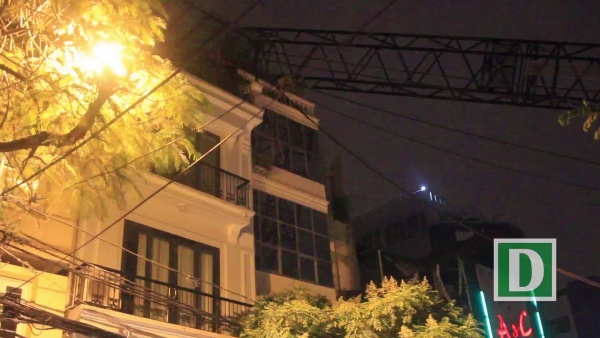 Hà Nội: Cần cẩu đổ sập xuống nhà dân trên phố Thụy Khuê