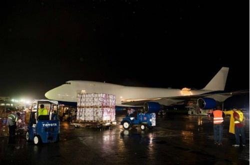 Vua Dubai điều máy bay riêng chở 450.000 USD hàng cứu trợ bão cho Haiti
