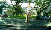 Cậu bé phi xe đạp lên siêu xe Lamborghini