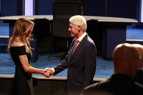 Đề nghị lạ lùng của bà Clinton trước cuộc tranh luận cuối cùng