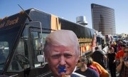 Người biểu tình dựng "tường xe tải" phản đối Donald Trump