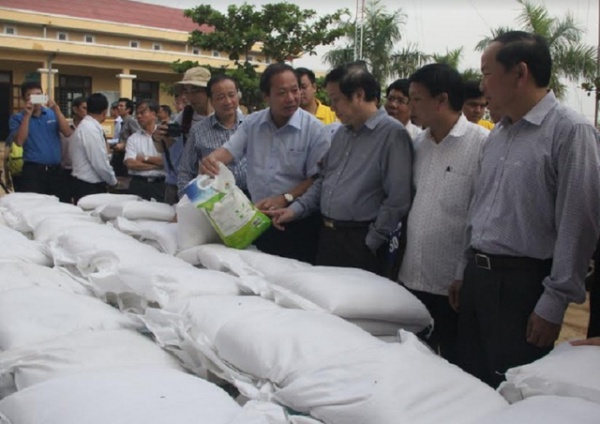 Bộ trưởng Trương Minh Tuấn “thưởng nóng” người hùng cứu người trong lũ