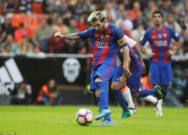 Valencia 2-3 Barcelona: Cú đúp của Messi