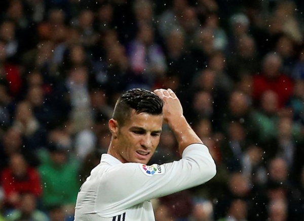 Ronaldo kém duyên, Real nhọc nhằn lên ngôi đầu