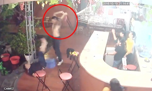 3 người đàn ông bị đánh hội đồng trong quán karaoke