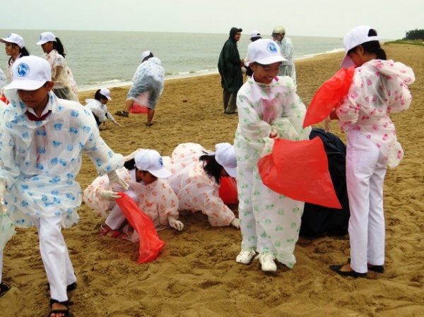 Phú Yên: Hàng trăm học sinh đội mưa dọn rác trên bãi biển