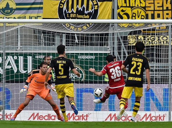 Liên tục bị dẫn, Dortmund hòa 3-3 nhờ tài năng trẻ 18 tuổi