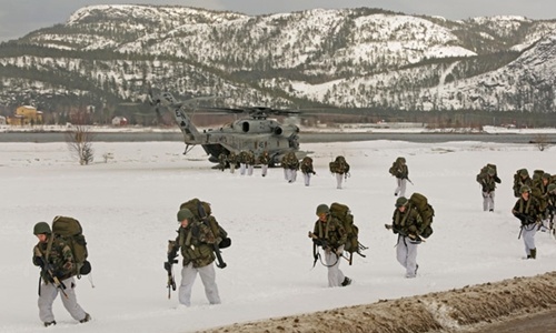 Mỹ điều hơn 300 lính thủy đánh bộ tới sát nách Nga