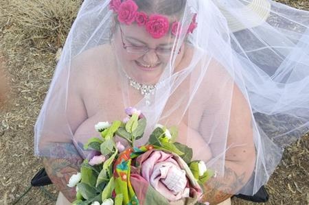 Quá béo không thuê vừa lễ phục, cặp đôi cùng “nude” trong đám cưới