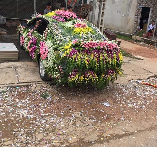 Chiếc xe dâu "nhiều hoa nhất quả đất” của chú rể Nghệ An