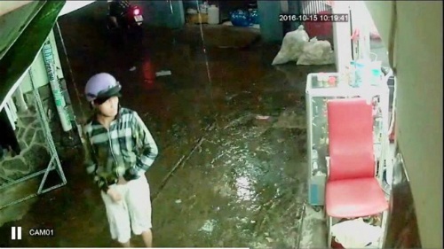 Cướp xông vào tiệm cắt tóc ở Sài Gòn giật điện thoại