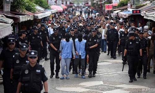 Băng nhóm tội phạm vị thành niên bị diễu trên phố