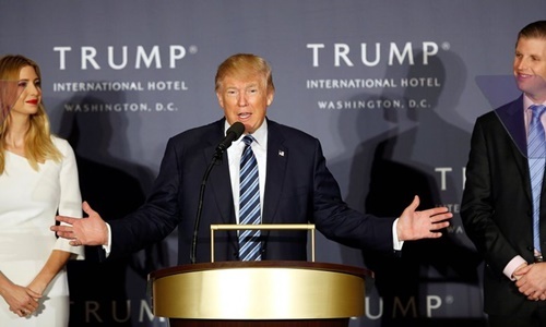Trump khai trương khách sạn siêu sang kết hợp vận động tranh cử