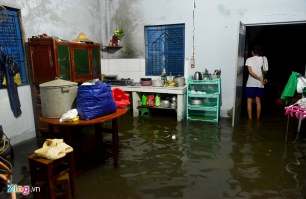 Vỡ bờ bao khi triều lên, khu dân cư ở TP.HCM ngập nặng