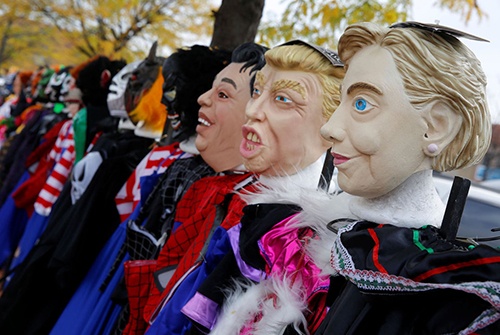 Mặt nạ Trump hút khách hơn Clinton dịp Halloween