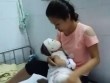 Mẹ sơ sẩy, con trai 11 tháng tuổi bị cả ấm nước siêu tốc đổ từ đầu xuống chân