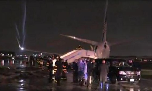 Máy bay chở ứng viên phó tổng thống Mỹ trượt khỏi đường băng