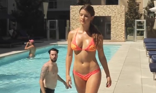 Người đẹp bikini trút giận lên chàng trai ở hồ bơi