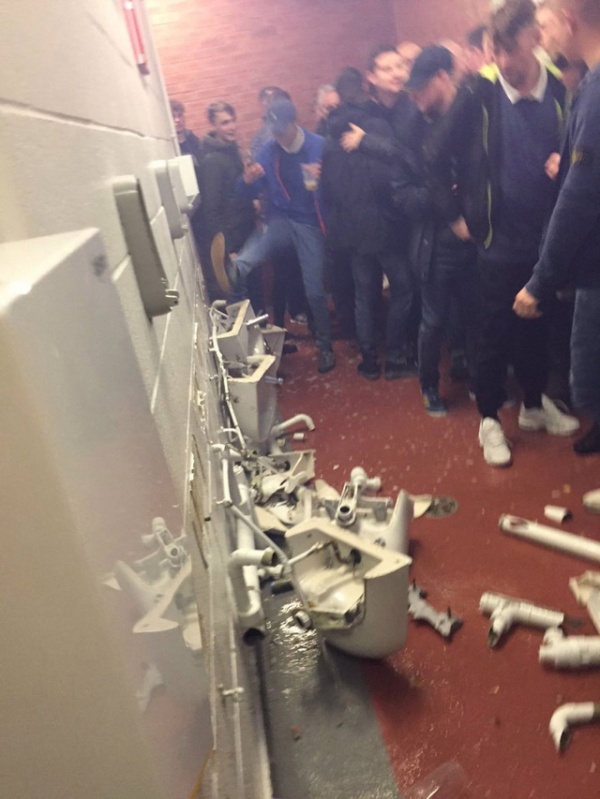 Thất vọng, CĐV Man City phá nát nhà vệ sinh ở Old Trafford