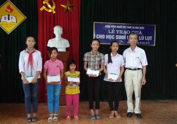 Hà Tĩnh: Hơn 160 suất học bổng đến với các em học sinh ở huyện Đức Thọ