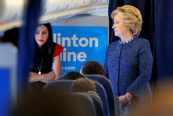 Nữ trợ lý xinh đẹp luôn sát cánh bên bà Clinton