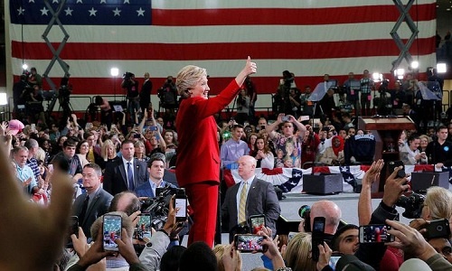 Clinton trấn an người ủng hộ sau khi FBI công bố điều tra email