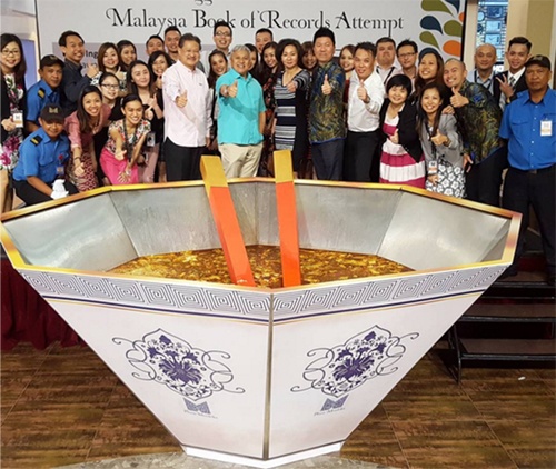 Tô mỳ khổng lồ 600 kg gây tranh cãi ở Malaysia