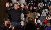 Vợ chồng Obama nhún nhảy theo ca khúc Thriller dịp Halloween