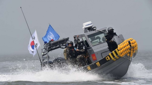 Hàn Quốc lần đầu tiên dùng súng máy trấn áp tàu cá Trung Quốc