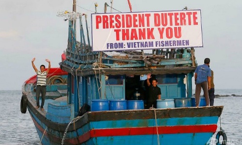 Tổng thống Philippines thả 17 ngư dân Việt Nam