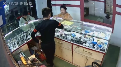 Khách nữ đe dọa vì chủ tiệm không mua iPhone Trung Quốc