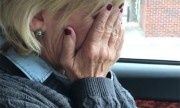 Người mẹ bật khóc vì xúc động sau khi bỏ phiếu cho Clinton