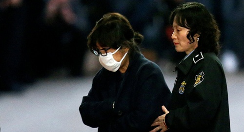 Bạn thân của tổng thống Hàn Quốc bị phát lệnh bắt giữ