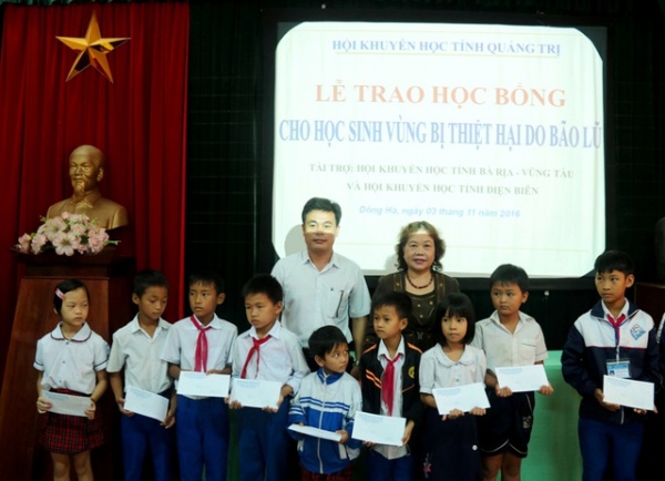 Quảng Trị: Trao 30 suất học bổng cho học sinh vùng chịu ảnh hưởng của mưa lũ