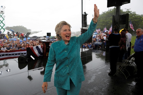 Clinton cắt ngắn cuộc vận động ở bang chiến trường do mưa lớn