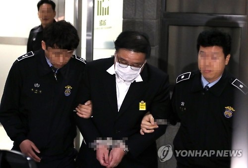 Hàn Quốc phát lệnh bắt hai cựu cố vấn của tổng thống