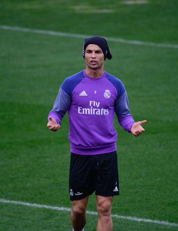 Ronaldo thi triển kung-fu trên sân tập
