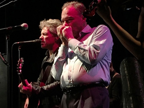 Phó tướng của Clinton thổi harmonica cho Bon Jovi hát