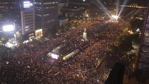 Hàng chục nghìn người thắp nến đòi tổng thống Hàn Quốc từ chức