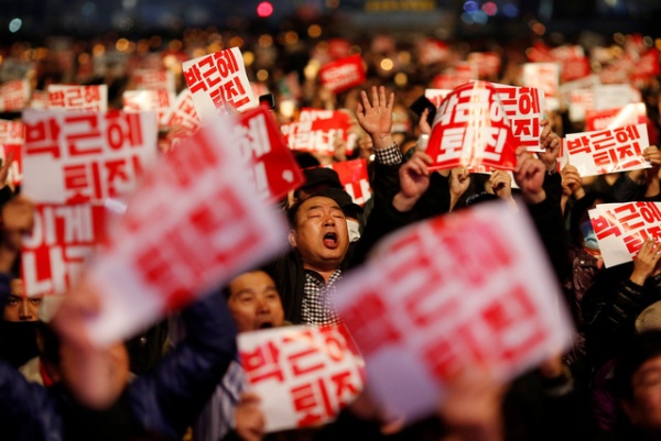 Hàng chục nghìn người Hàn Quốc xuống đường biểu tình đòi Tổng thống từ chức