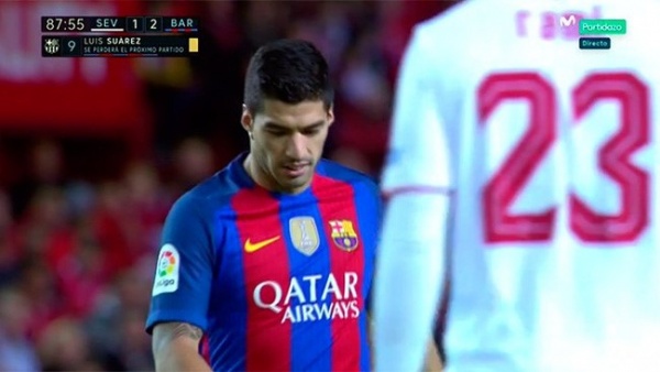 Suarez vui vẻ vì tẩy thẻ thành công