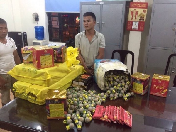 Hà Nội: Gần 500 quả pháo hình lựu đạn bị CSGT bắt giữ