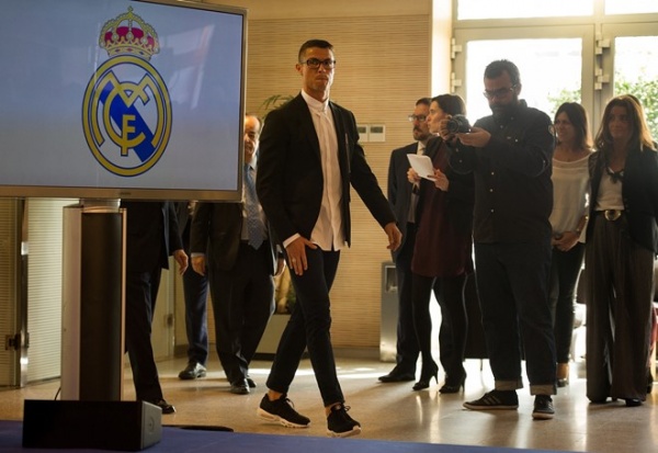 Ronaldo nhận lương nửa triệu bảng với hợp đồng mới