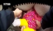 Hai em bé và mẹ mắc kẹt trong ôtô lật nghiêng